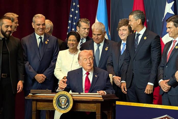 El presidente de Estados Unidos, Donald Trump, habla junto a mandatarios latinoamericanos durante la cumbre bautizada como ‘Escudo de las Américas’ este sábado en Miami.