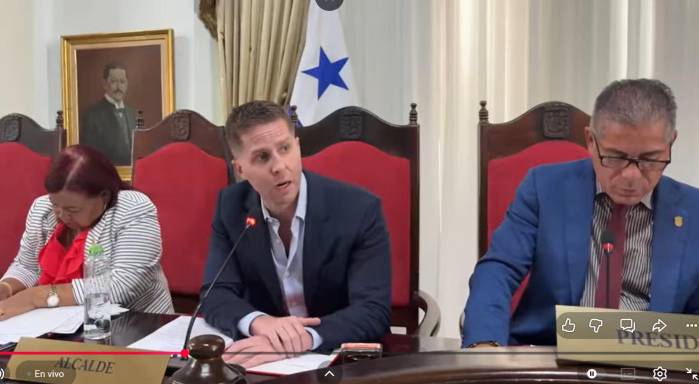 Al Centro el alcalde de la ciudad capital, Mayer Mizrachi, junto a Rodolfo Precilla y Maritza Villarreal, presidente y vicepresidenta del Concejo Municipal