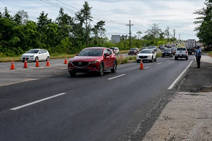 Aumenta el flujo vehicular y activan inversión de carriles