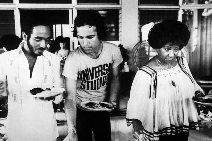 Fotografía del 23 de junio de 1982 que muestra a Willie Colón y Rubén Blades en compañía de Celia Cruz. EFE