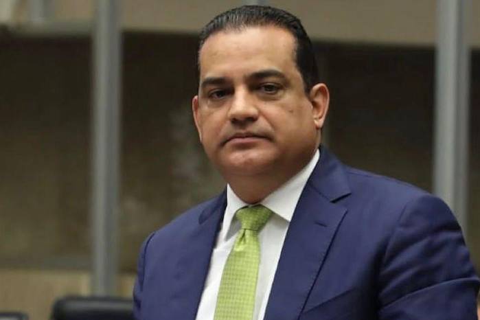 Exdiputado y exministro de Trabajo, Luis Ernesto Carles.