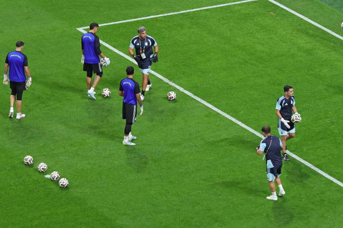 Jugadores argentinos calentando previo al partido.