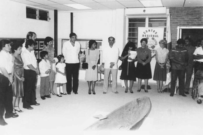 En el centro de la foto, la profesora Marcela en una exhibición itinerante. Fuente: Archivo Dirección Nacional de Patrimonio Histórico (hoy Ministerio de Cultura).