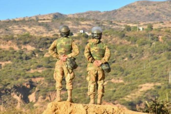 Integrantes del Ejercito de Bolivia custodian para evitar nuevos puntos de bloqueo este 20 de junio de 2026, en Parotani.