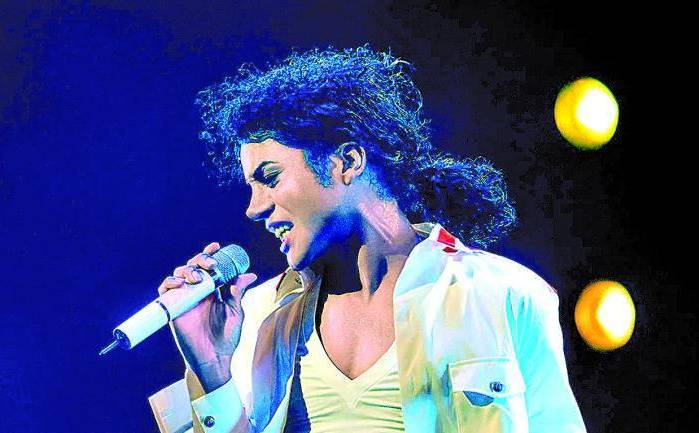 La semblanza de Jaafar en vestuario y movimiento logra capturar la esencia de Michael Jackson.