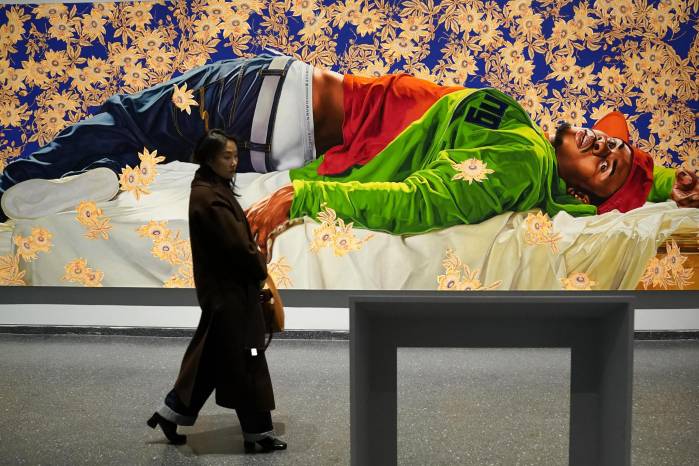 Una persona pasa junto a ‘Femme piquée par un serpent’ de Kehinde Wiley.