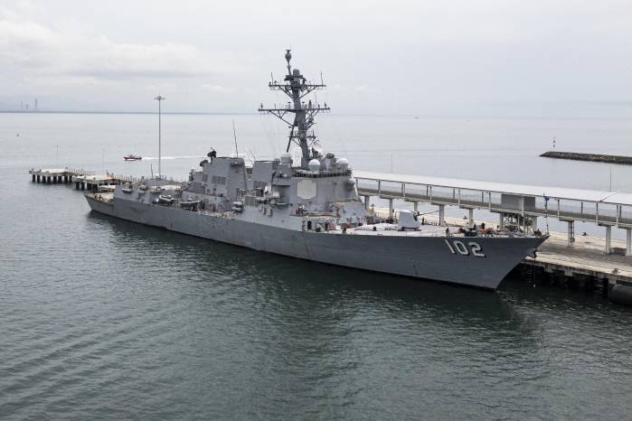 El USS Sampson en la Terminal Internacional de Cruceros de Amador, en la entrada Pacífico del Canal de Panamá.