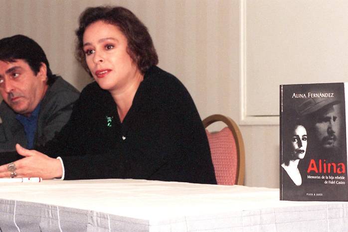 Alina Fernández (izquierda, centro), hija de Fidel Castro, habla sobre el régimen de su padre y presenta su libro, “Alina: Memorias de la hija rebelde de Fidel Castro”, durante una conferencia de prensa en Los Ángeles, California, el 19 de septiembre de 1997.