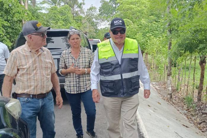 A la derecha, y con el chaleco amarillo, el ministro de Obras Públicas, José Luis Andrade, inspecciona la carretera a Santa Catalina en la que nueve meses antes era el contratista.