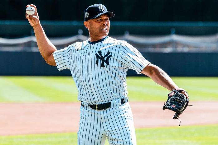 Mariano Rivera con el uniforme a rayas.
