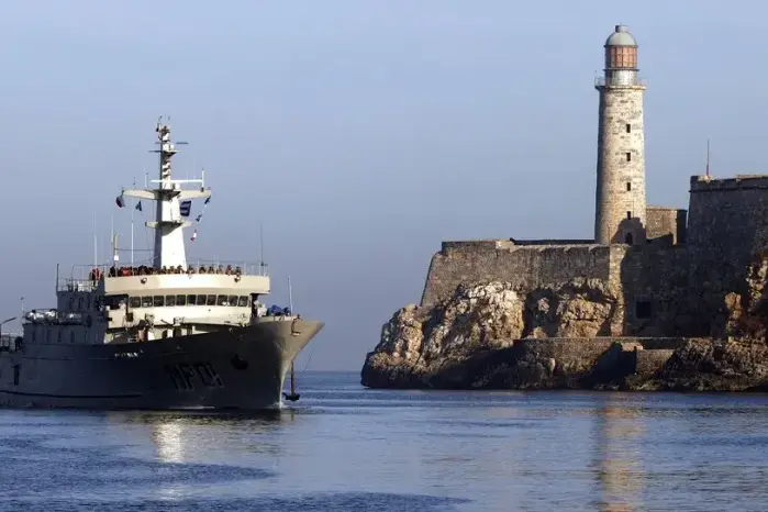 Barco de ayuda humanitaria a su llegada al puerto de La Habana (Cuba).