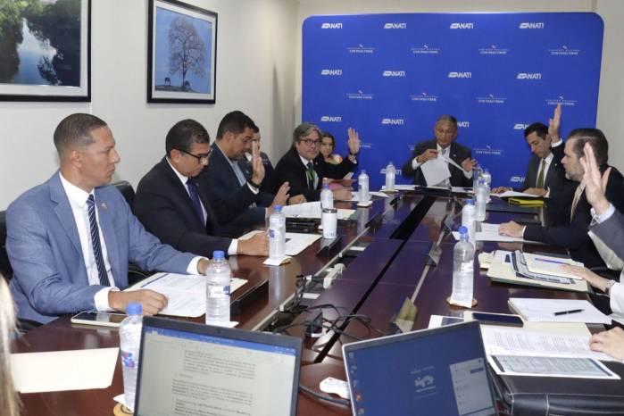 El ministro de Vivienda y Ordenamiento Territorial y presidente del Consejo, Jaime A. Jované C. (centro), enfatizó que esta herramienta no solo cerrará la brecha digital, sino que exigirá un nuevo perfil profesional.