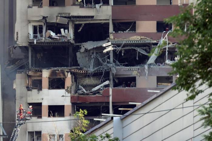 Vista de un edificio que fue alcanzado por los ataques aéreos israelíes al norte de Teherán, el 13 de junio de 2025.