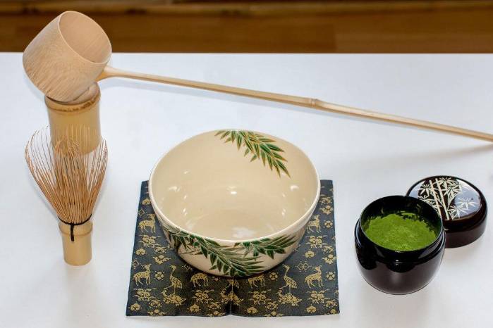 El wabi-sabi podría describirse como la belleza de las cosas y eventos perecederos, pues para los japoneses lo no perdurable motiva que su contemplación sea más hermosa.