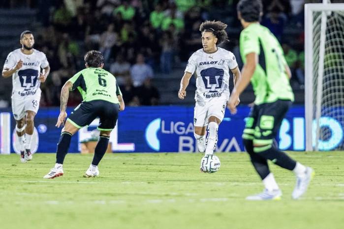 Adalberto Carrasquilla en su regreso con el Pumas de México.