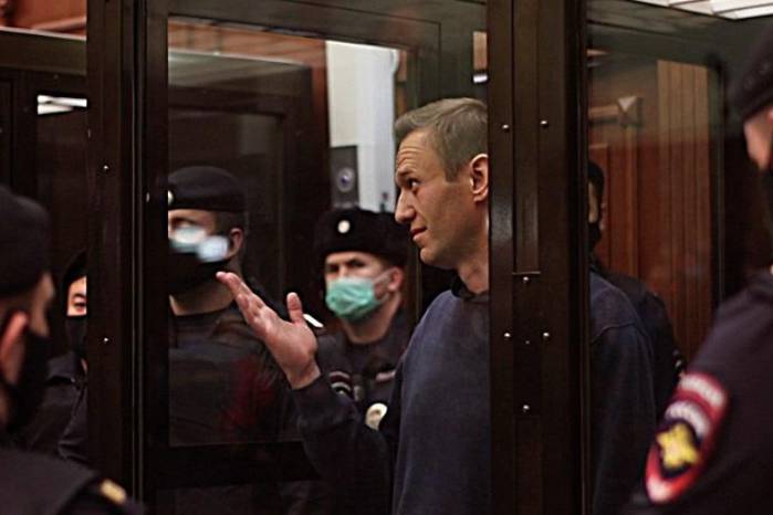 Captura de imagen de TV del líder opositor ruso Alexéi Navalni (2d), durante el juicio en el que la Justicia rusa le impuso una pena de tres años y medio de prisión, en una imagen del 2 de febrero de 2021. EFE/