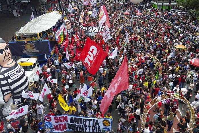 De aprobarse, Bolsonaro podría quedar en libertad condicional en poco más de dos años, según el autor del texto.