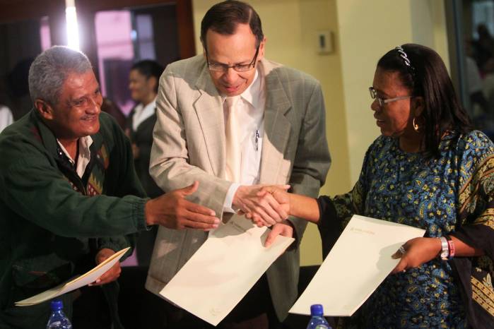 Fotografía de archivo, tomada en octubre de 2012, en la que se captó al exdiputado nicaragüense y entonces presidente de la comisión de asuntos indígenas de Nicaragua, Brooklyn Rivera (i), en Managua.