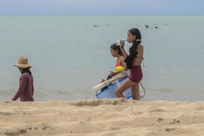 Fotografía de archivo del 31 de mayo de 2024 que muestra a turistas en el municipio de Rio do Fogo (Brasil). El noreste de Brasil, reconocido por sus playas paradisíacas de aguas cálidas y su rica cultura, vive una oleada de récords de turistas extranjeros.