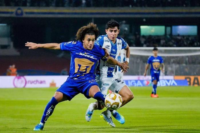 Adalberto Carrasquilla durante un partido con el Pumas contra el Pachuca.