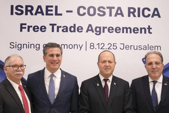 El ministro de Comercio Exterior de Costa Rica, Manuel Tovar (2i), junto al ministro israelí de Economía e Industria, Nir Barkat (2d), en la sede de su Ministerio en Jerusalén, donde anunció este lunes durante su visita a Israel que su país abrirá en Jerusalén una oficina comercial de innovación con estatus diplomático, tras la firma de un tratado de libre comercio (TLS) con el Estado hebreo que reafirma su intención de estrechar lazos entre ambos países.