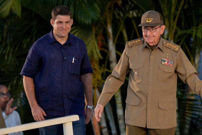 El expresidente de Cuba y primer secretario del Partido Comunista de Cuba, Raúl Castro (der.), escoltado por su nieto y guardaespaldas Raúl Guillermo Rodríguez Castro, aparece durante las celebraciones del 65º aniversario del asalto al Cuartel Moncada.