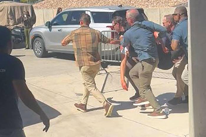 Captura de pantalla de un video de Jeremy King que muestra a personal de seguridad cargando al activista juvenil de derecha e influencer Charlie Kirk después de que le dispararan durante un evento público en la Universidad de Utah Valley en Orem.