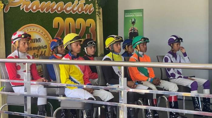 Un total de siete jinetes y un galopador recibieron sus diplomas en el día de ayer.
