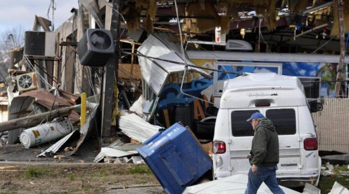 Un residente pasa junto a varios negocios arrasados tras el paso de un tornado en la localidad de Hendersonville, Tennessee (Estados Unidos) este domingo, 10 de diciembre.