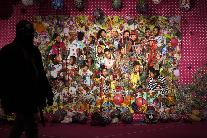 Una persona pasa junto a ‘Ebony G.’ durante una vista previa a la exposición.
