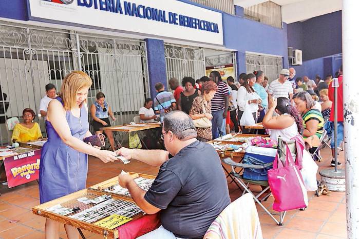 Revendedores de lotería convierten las avenidas en escenarios de esperanza, azar y supervivencia cotidiana.}