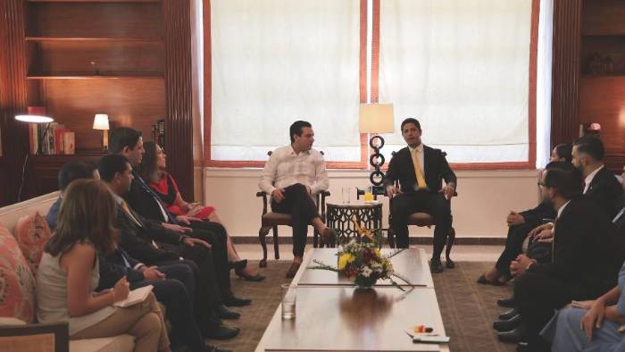 La reunión tuvo lugar en la residencia del embajador.