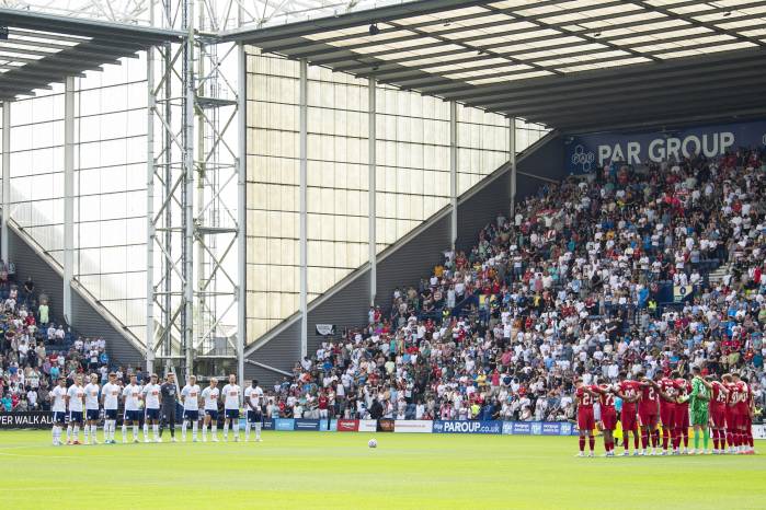 Jugadores del Players of Preston North End (L) y el Liverpool FC en el minuto de silencio en honor a Diogo Jota y su hermano Andre Silva.