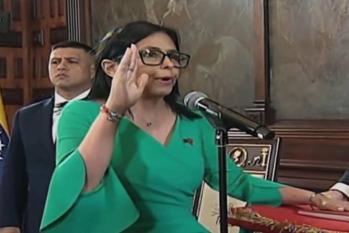 Captura de video tomada de una transmisión de la televisión estatal VTV que muestra La vicepresidenta ejecutiva de Venezuela, Delcy Rodríguez, jurando como mandataria encargada del país este lunes, en Caracas (Venezuela). EFE/ VTV