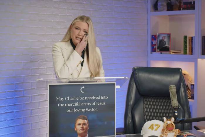 Captura de video cedida por la organización sin ánimo de lucro Turning Point USA de la esposa del comentarista conservador Charlie Kirk, Erika, durante una declaración este viernes, en Phoenix.