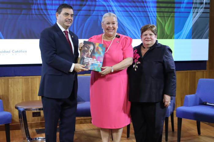 Francisco Blanco, rector de la USMA, Beatriz Carles de Arango, ministra de Desarrollo Social y Sonia Heckadon, directora ejecutiva y científica del estudio.