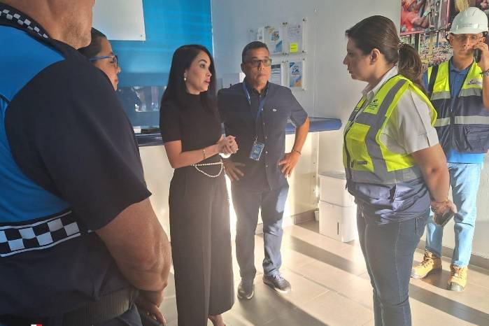 La ministra de Trabajo, Jackeline Muñoz, realizó inspecciones en las terminales portuarias para verificar el cumplimiento de las normas laborales.