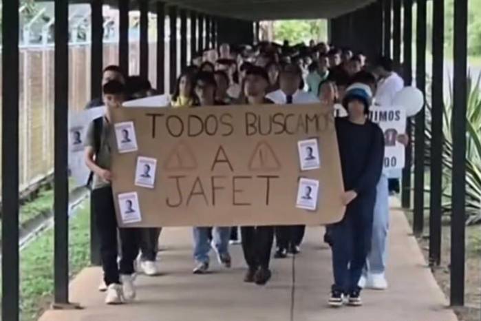 Los estudiantes se sumaron a la cadena humana para mantener visible el caso.