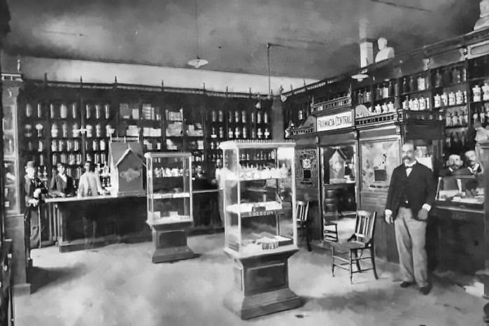En esta foto la droguería y botica Farmacia Central, ubicada en la Carrera Bolívar, actual Ave. Central, y propiedad de Manuel Espinosa Batista.
