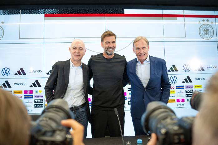 Jürgen Klopp (centro) en su presentación como nuevo técnico de Die Mannschaft. A su izquierda está Bernd Neuendorf, presidente de la federación alemana de fútbol (DFB) y a su derecha, el vicepresidente Hans-Joachim Watzke.