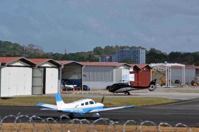 Sobre la pista del antiguo aeropuerto de Albrook Field fue trasladada la operación de los vuelos nacionales y la aviación privada tras el cierre de la antigua terminal en Paitilla de la ciudad de Panamá.