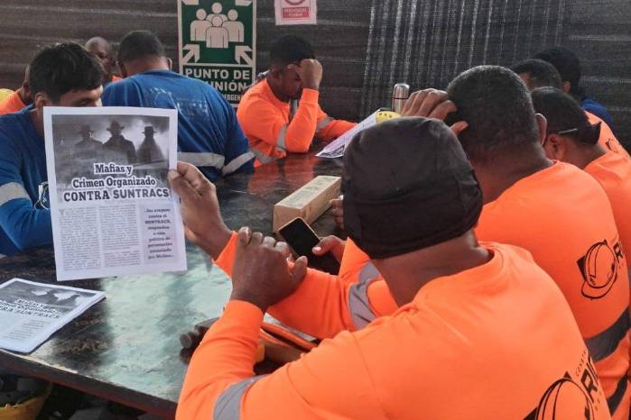 Los trabajadores afirman que están en el segundo día de paralización de labores y se encuentran haciendo volanteo.