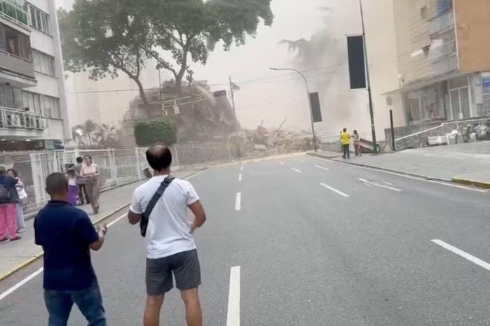 Ciudadanos congregados en las avenidas principales de Caracas tras el fuerte sismo registrado la tarde de este miércoles.