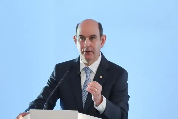 El ministro de Economía advierte que comienza una etapa más exigente para el país en materia de transparencia.