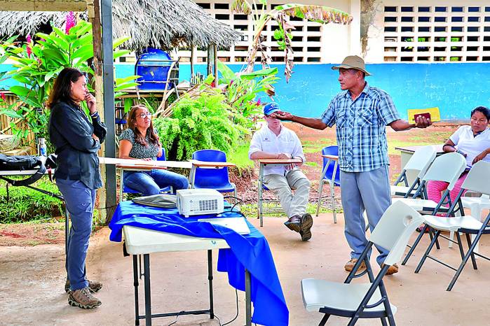 Ilya Espino de Marotta se reunió campesinos y moradores de la cuenca del río Indio.