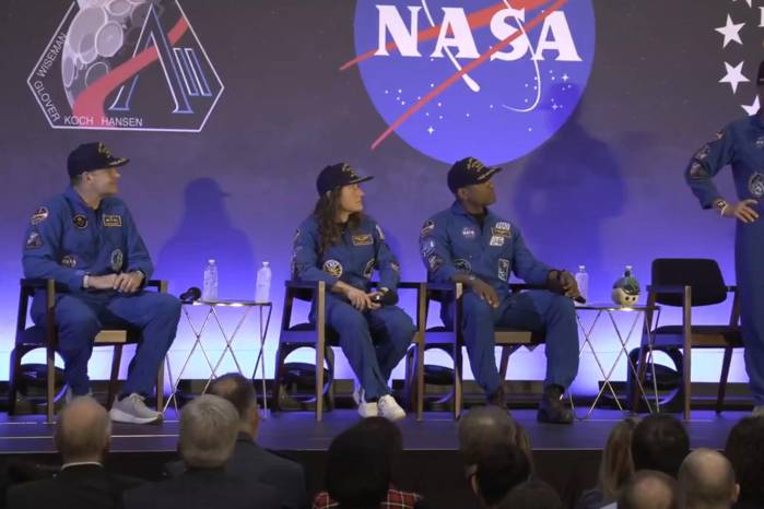 Los astronautas de la NASA, el piloto Victor Glover (i), la especialista de misión Christina Koch (2-i), el astronauta de la Agencia Espacial Canadiense (CSA), el especialista de misión Jeremy Hansen (2-d) y el comandante Reid Wiseman (d).