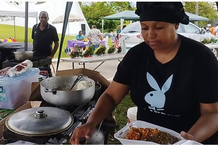 Una mujer prepara un pedido durante sus ventas en el cementerio.