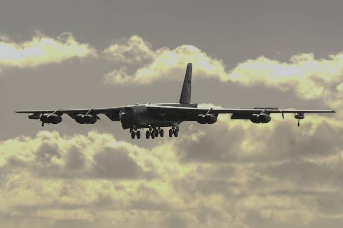 El avión B-52 Puede transportar armamento nuclear.