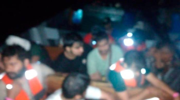 Para evadir los controles policiales, muchos traficantes tratan de pasar a los migrantes por el mar.