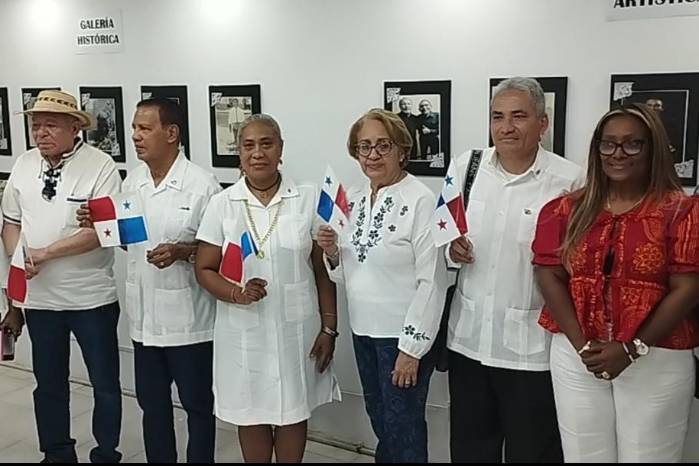 Representantes y figuras destacadas de Santa Ana se dieron cita en los actos conmemorativos del Día de los Difuntos.